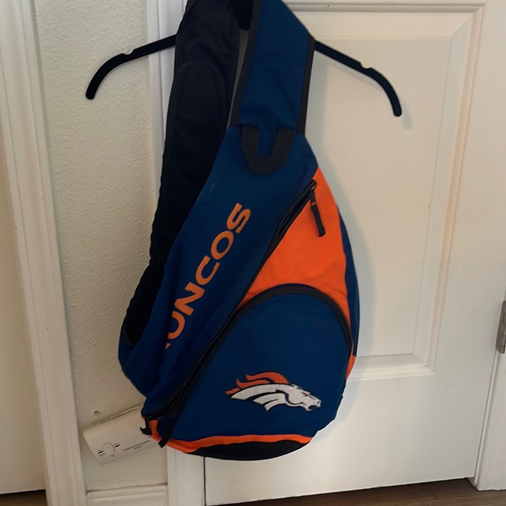 NFL BRONCOS CROSSOVER BAG.